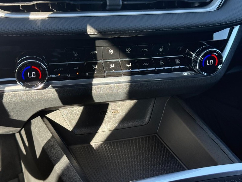 Chevrolet Equinox Vehicle Full-screen Gallery Image 13