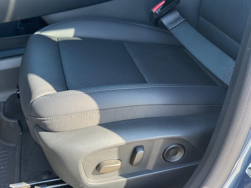 Chevrolet Equinox Vehicle Full-screen Gallery Image 17