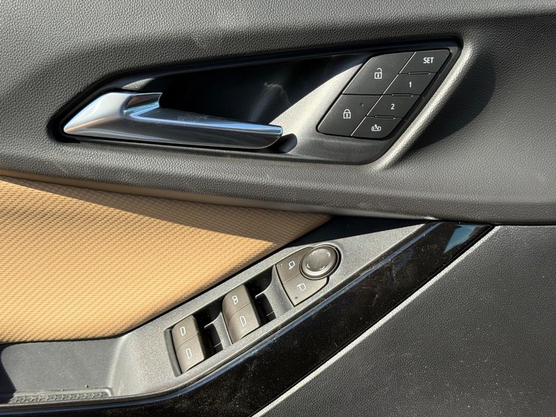 Chevrolet Equinox Vehicle Full-screen Gallery Image 17
