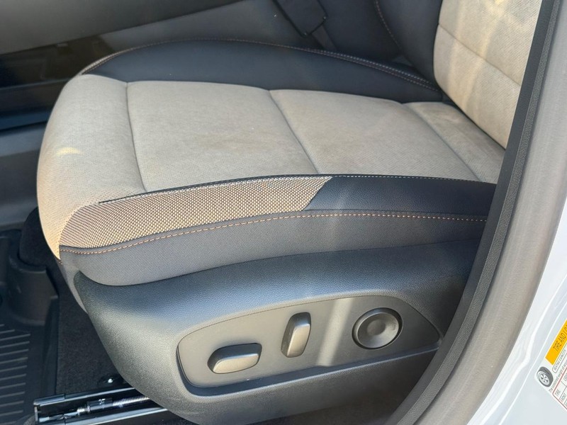 Chevrolet Equinox Vehicle Full-screen Gallery Image 18
