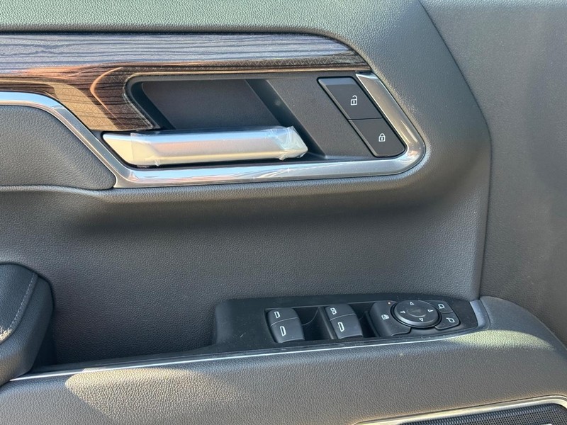 Chevrolet Silverado 1500 Vehicle Full-screen Gallery Image 18