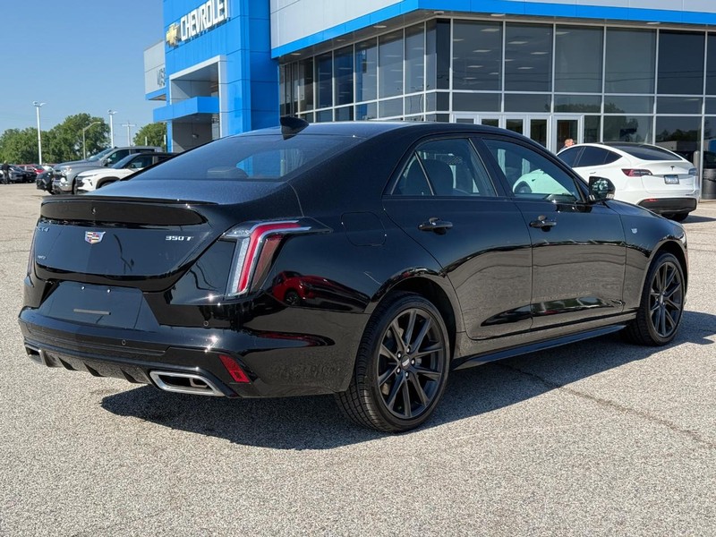 Cadillac CT4 Vehicle Full-screen Gallery Image 5