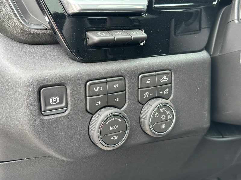 Chevrolet Silverado 1500 Vehicle Full-screen Gallery Image 18