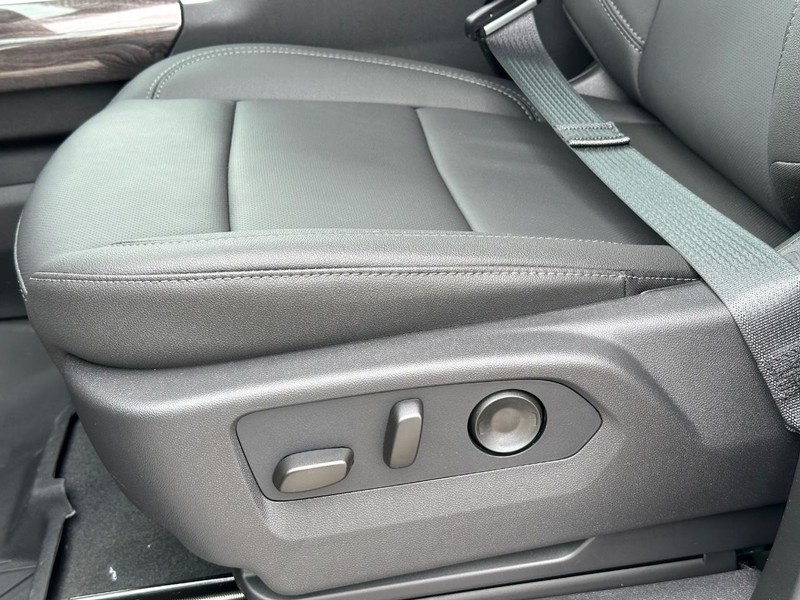 Chevrolet Silverado 1500 Vehicle Full-screen Gallery Image 21