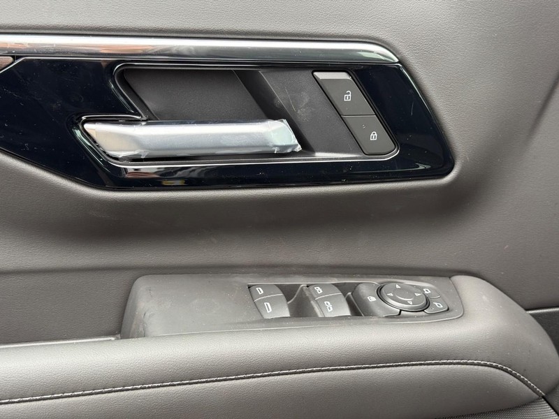 Chevrolet Tahoe Vehicle Full-screen Gallery Image 17