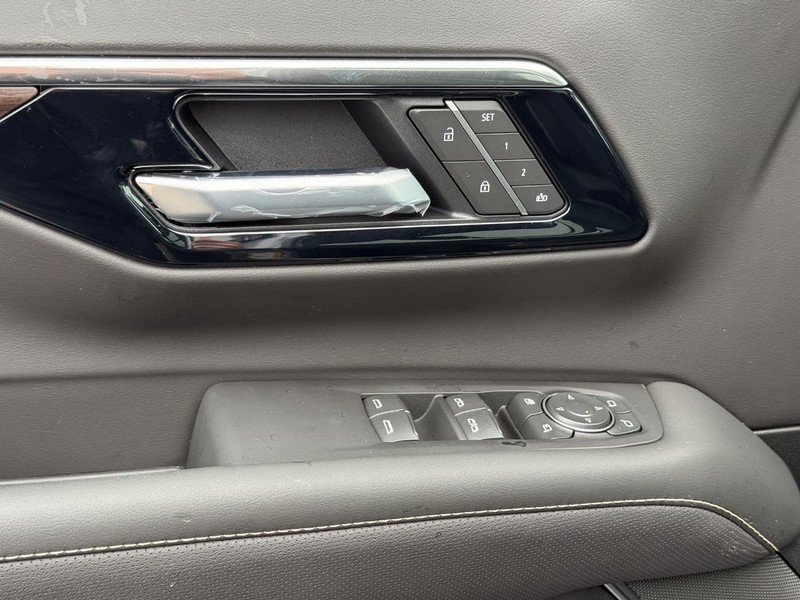 Chevrolet Tahoe Vehicle Full-screen Gallery Image 18