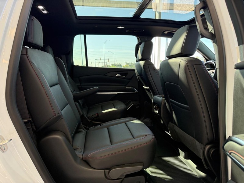 Chevrolet Traverse Vehicle Full-screen Gallery Image 7