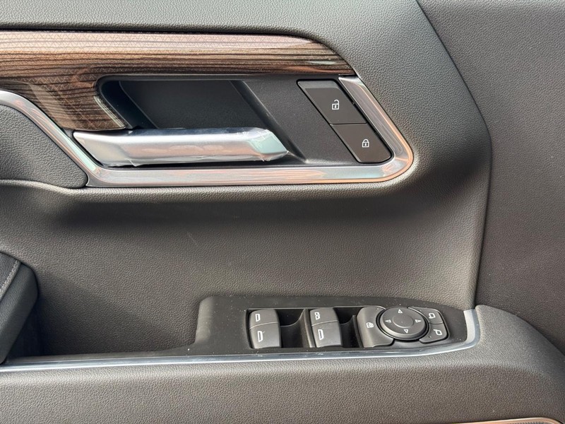 Chevrolet Silverado 1500 Vehicle Full-screen Gallery Image 16