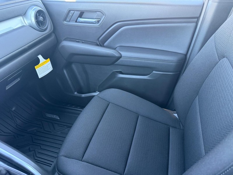 Chevrolet Colorado Vehicle Full-screen Gallery Image 15