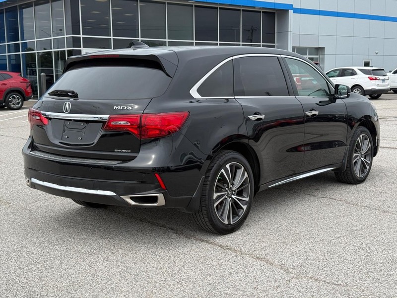 Acura MDX Vehicle Full-screen Gallery Image 5