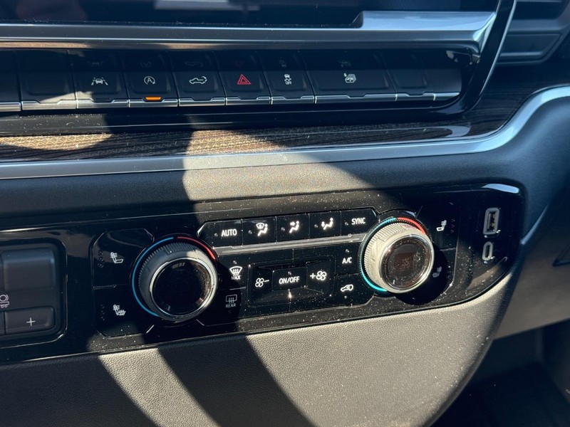 Chevrolet Silverado 1500 Vehicle Full-screen Gallery Image 13