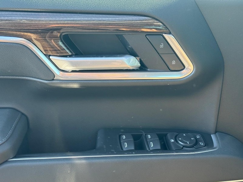 Chevrolet Silverado 1500 Vehicle Full-screen Gallery Image 16