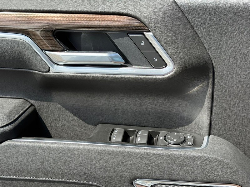 Chevrolet Silverado 1500 Vehicle Full-screen Gallery Image 16
