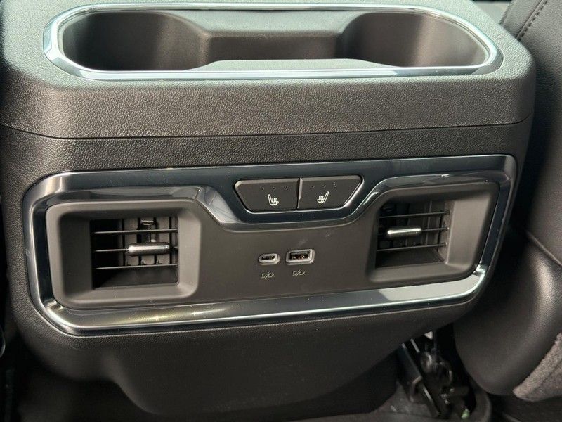 Chevrolet Silverado 1500 Vehicle Full-screen Gallery Image 7