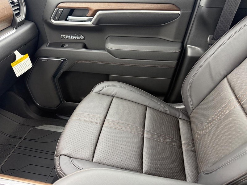 Chevrolet Silverado 1500 Vehicle Full-screen Gallery Image 17