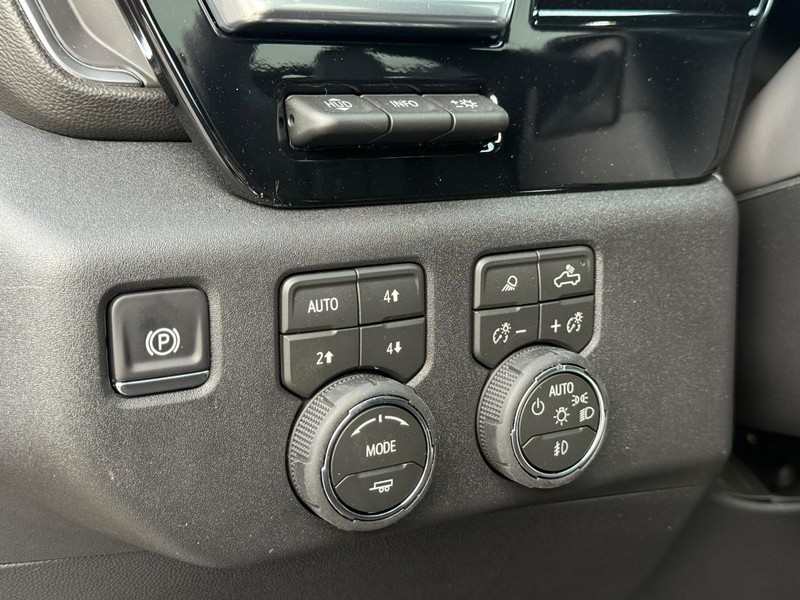 Chevrolet Silverado 1500 Vehicle Full-screen Gallery Image 18