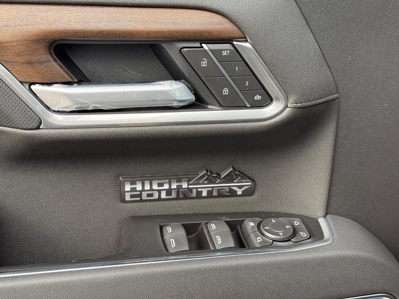 Chevrolet Silverado 1500 Vehicle Full-screen Gallery Image 20