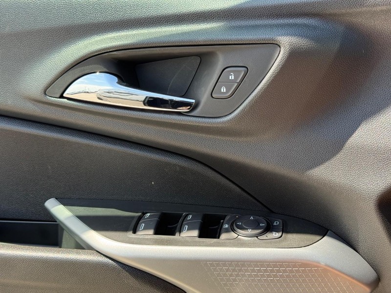 Chevrolet Trax Vehicle Full-screen Gallery Image 16