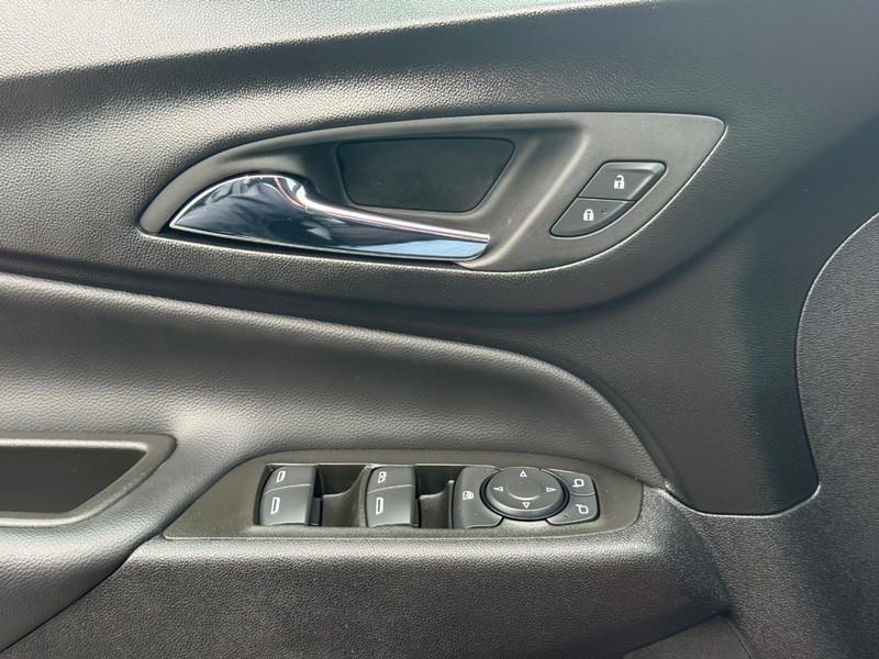 Chevrolet Equinox Vehicle Full-screen Gallery Image 22