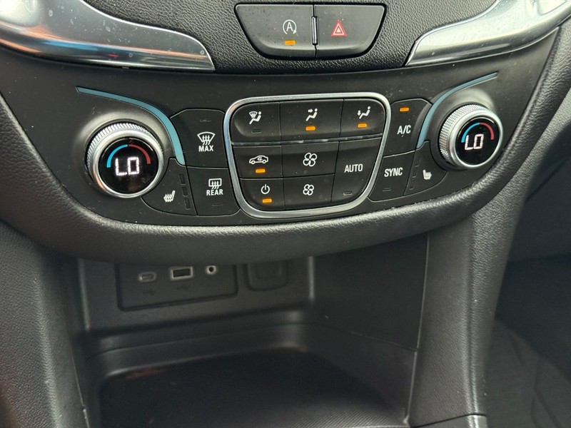 Chevrolet Equinox Vehicle Full-screen Gallery Image 18