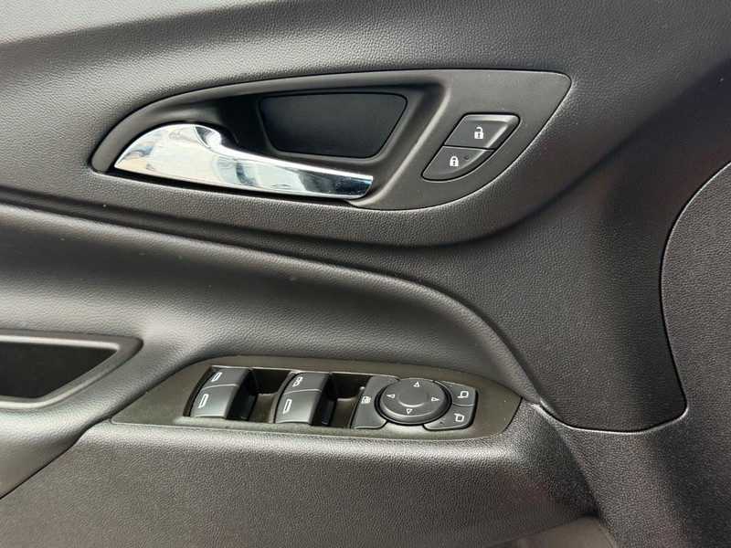 Chevrolet Equinox Vehicle Full-screen Gallery Image 22