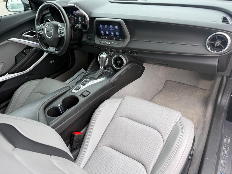 Chevrolet Camaro Vehicle Full-screen Gallery Image 12