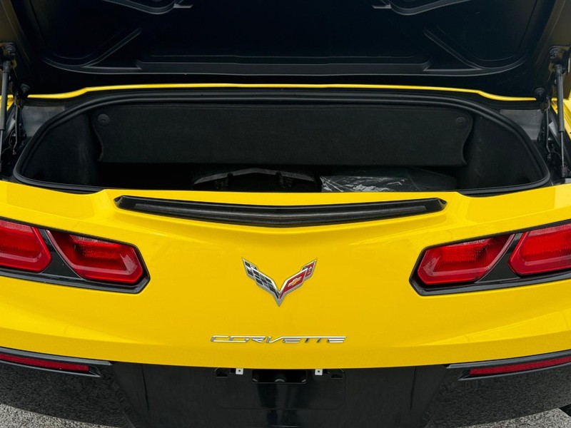 Chevrolet Corvette Vehicle Full-screen Gallery Image 06