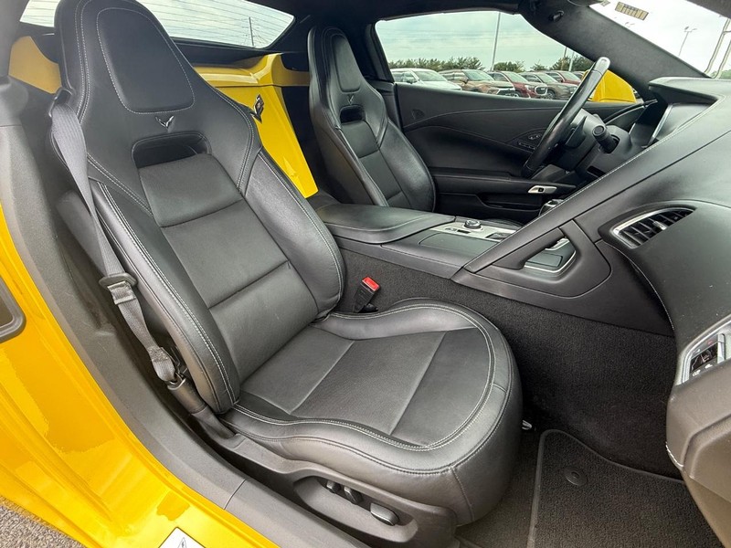 Chevrolet Corvette Vehicle Full-screen Gallery Image 10