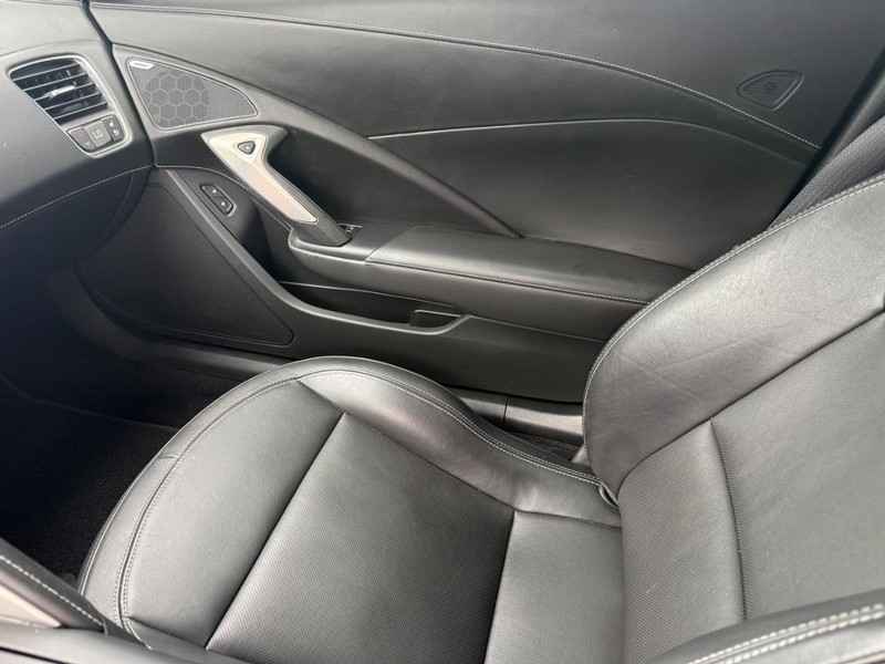 Chevrolet Corvette Vehicle Full-screen Gallery Image 23