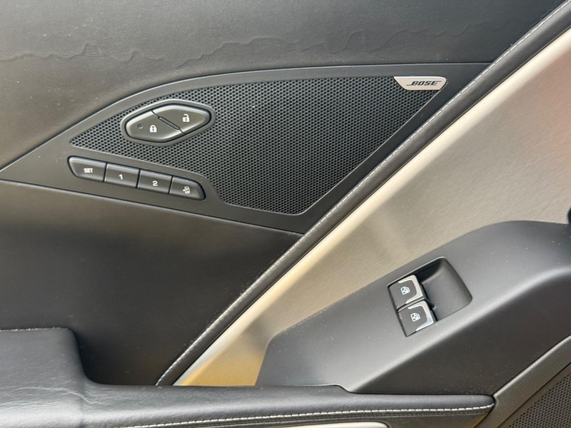 Chevrolet Corvette Vehicle Full-screen Gallery Image 26