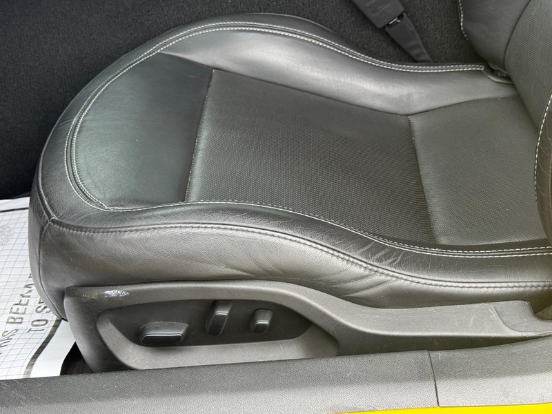 Chevrolet Corvette Vehicle Full-screen Gallery Image 27