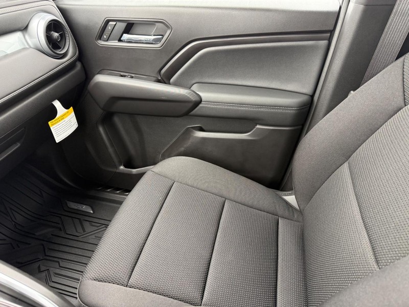 Chevrolet Colorado Vehicle Full-screen Gallery Image 15