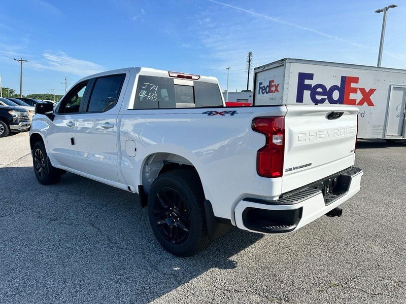 Chevrolet Silverado 1500 Vehicle Full-screen Gallery Image 3