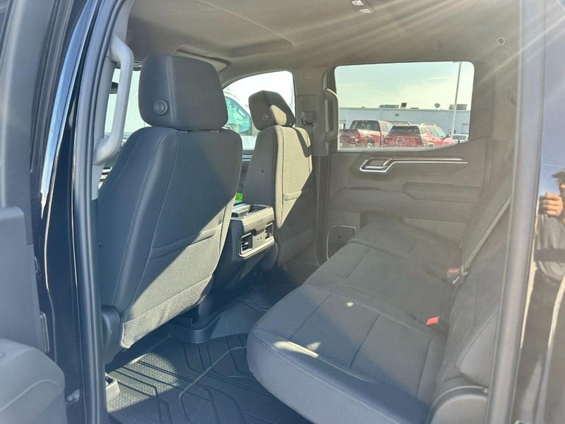 Chevrolet Silverado 1500 Vehicle Full-screen Gallery Image 4