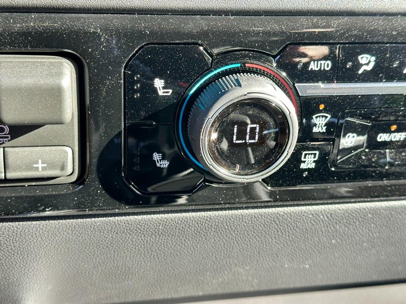 Chevrolet Silverado 1500 Vehicle Full-screen Gallery Image 13