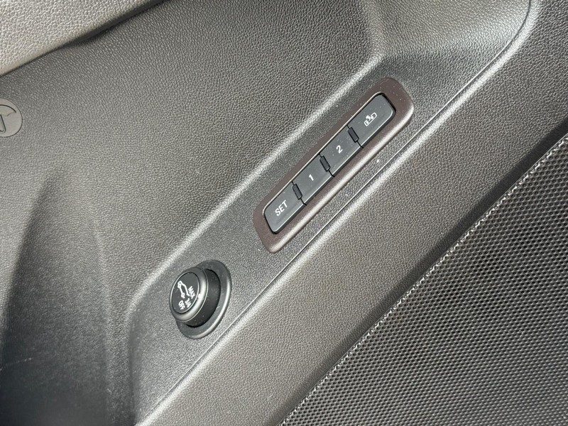 Chevrolet Equinox Vehicle Full-screen Gallery Image 23