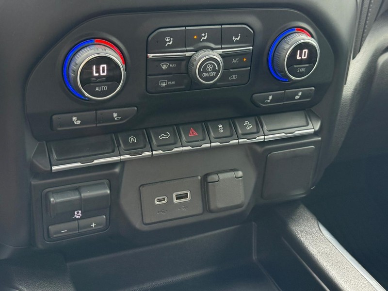 Chevrolet Silverado 1500 Vehicle Full-screen Gallery Image 18