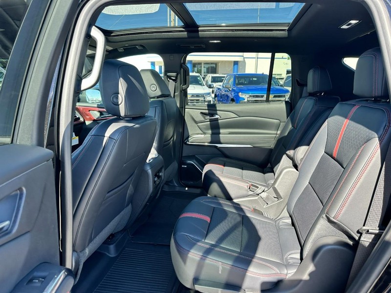 Chevrolet Traverse Vehicle Full-screen Gallery Image 4