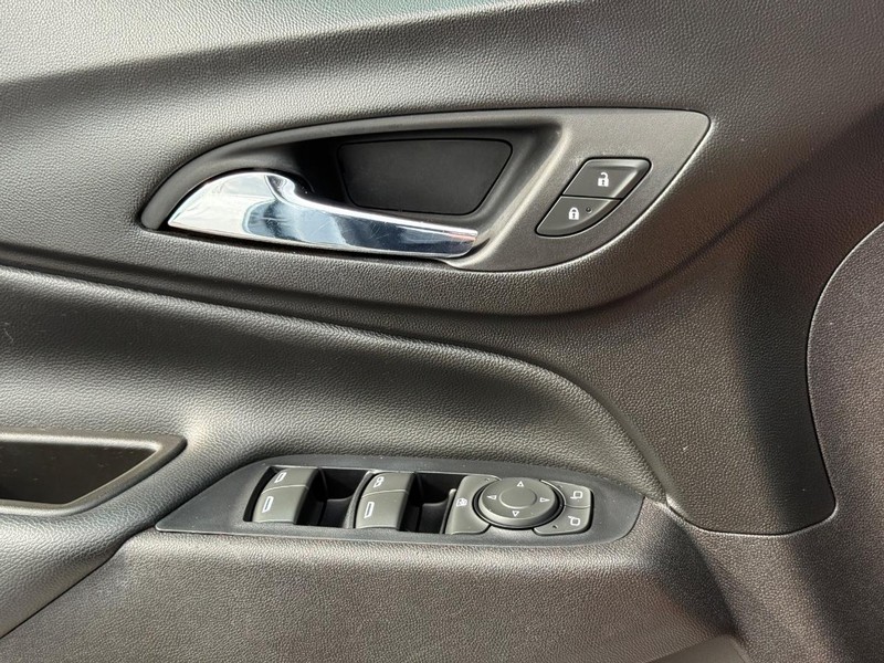 Chevrolet Equinox Vehicle Full-screen Gallery Image 22