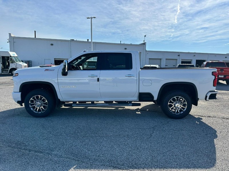 Chevrolet Silverado 2500HD Vehicle Full-screen Gallery Image 2