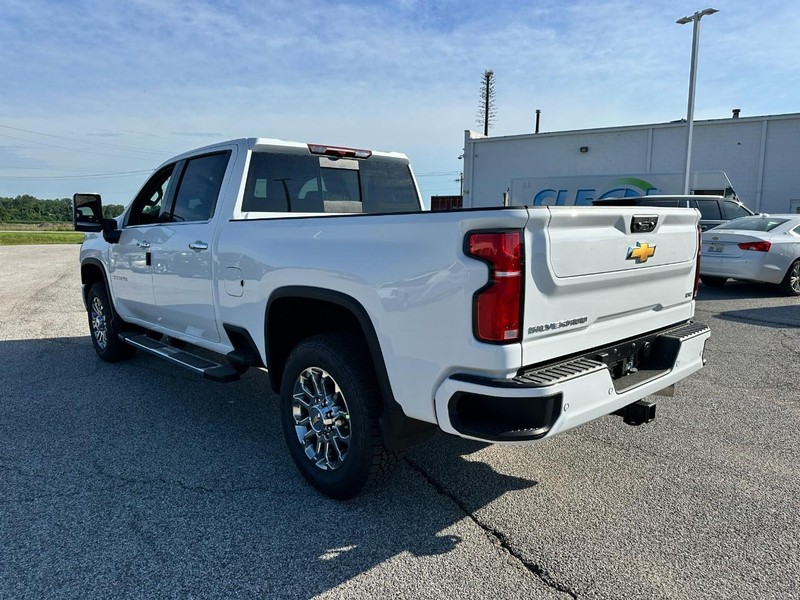 Chevrolet Silverado 2500HD Vehicle Full-screen Gallery Image 3