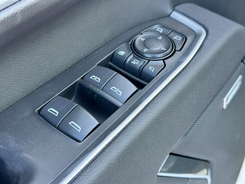 Chevrolet Silverado 2500HD Vehicle Full-screen Gallery Image 9