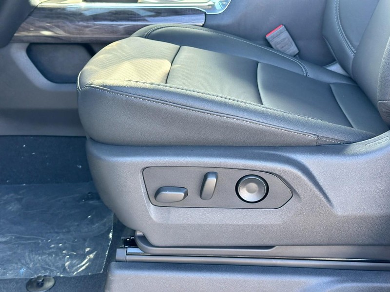 Chevrolet Silverado 2500HD Vehicle Full-screen Gallery Image 11