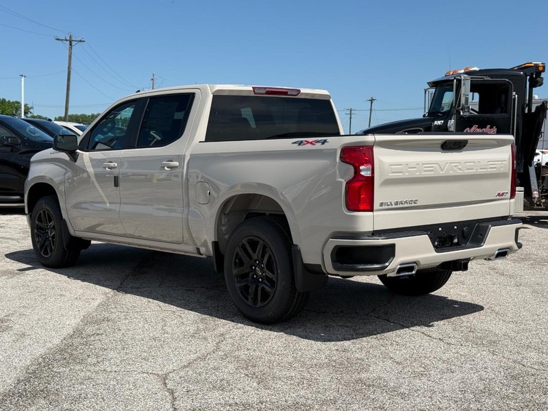 Chevrolet Silverado 1500 Vehicle Full-screen Gallery Image 3