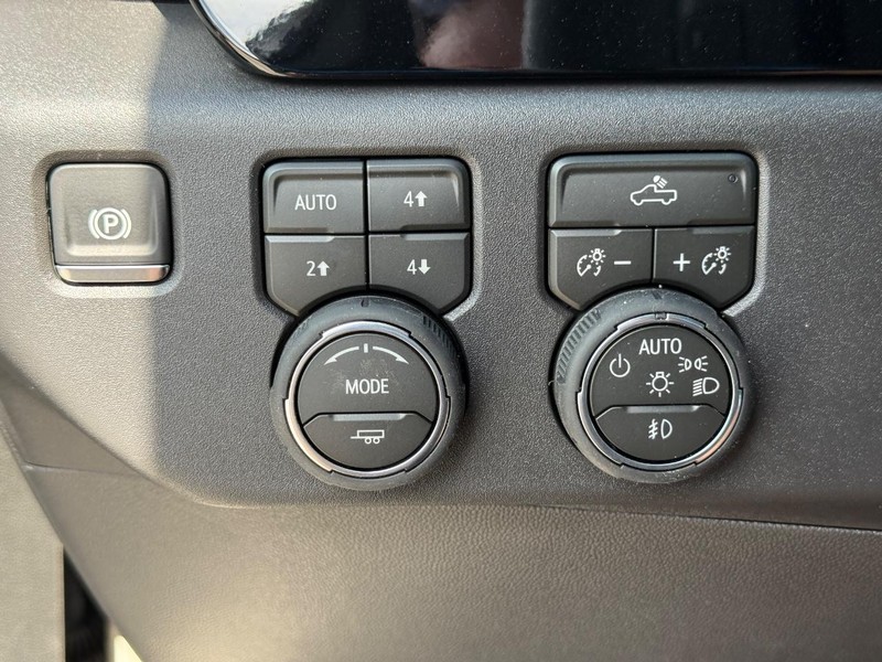 Chevrolet Silverado 1500 Vehicle Full-screen Gallery Image 16