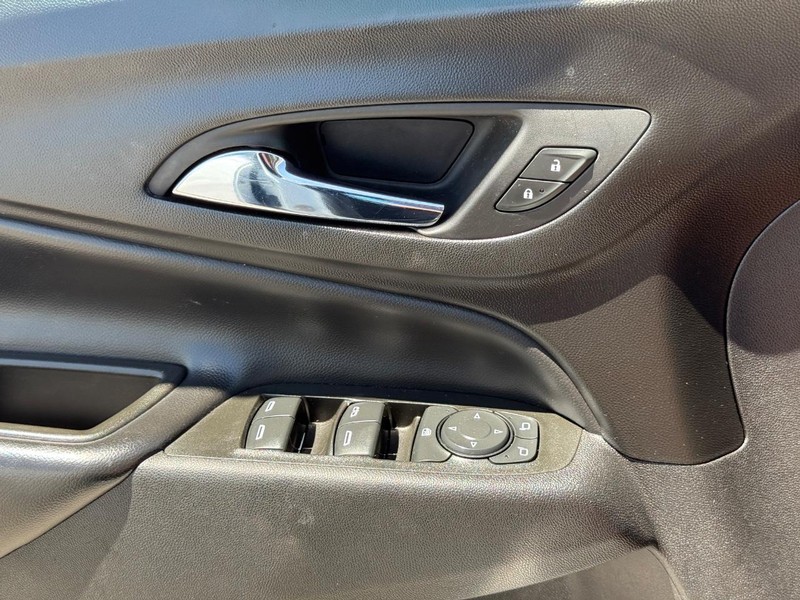 Chevrolet Equinox Vehicle Full-screen Gallery Image 23