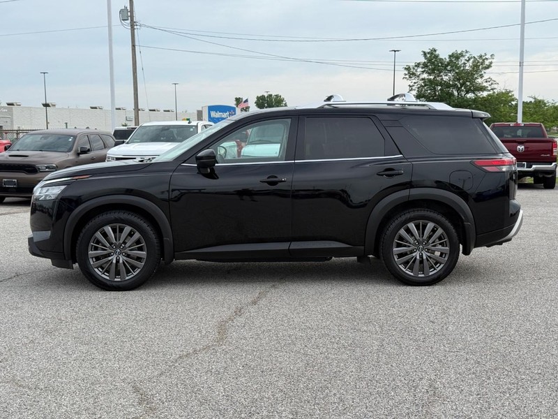 Nissan Pathfinder Vehicle Full-screen Gallery Image 2