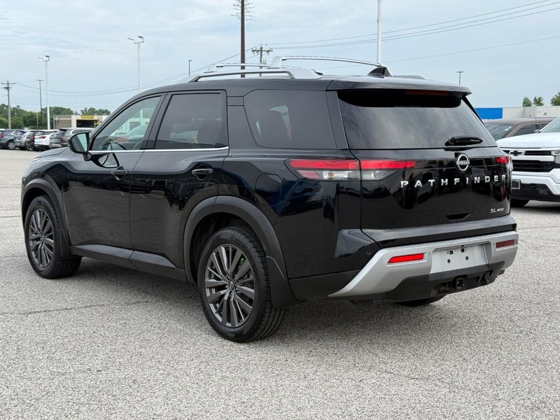 Nissan Pathfinder Vehicle Full-screen Gallery Image 3