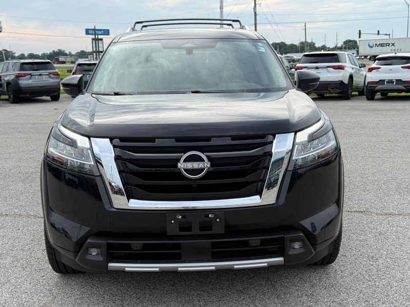 Nissan Pathfinder Vehicle Full-screen Gallery Image 9