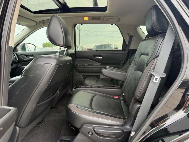 Nissan Pathfinder Vehicle Full-screen Gallery Image 11
